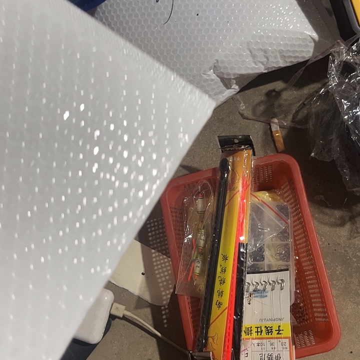 户外垂钓装备。    24