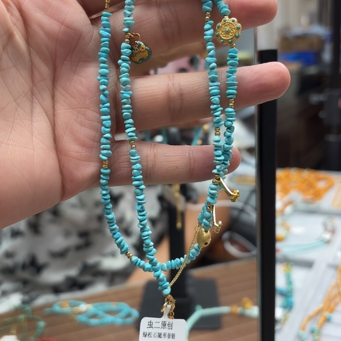 绿松石未镶嵌颈饰发一件