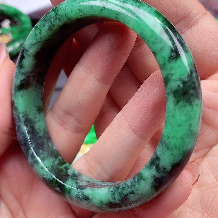 翡翠手镯未镶嵌翡翠