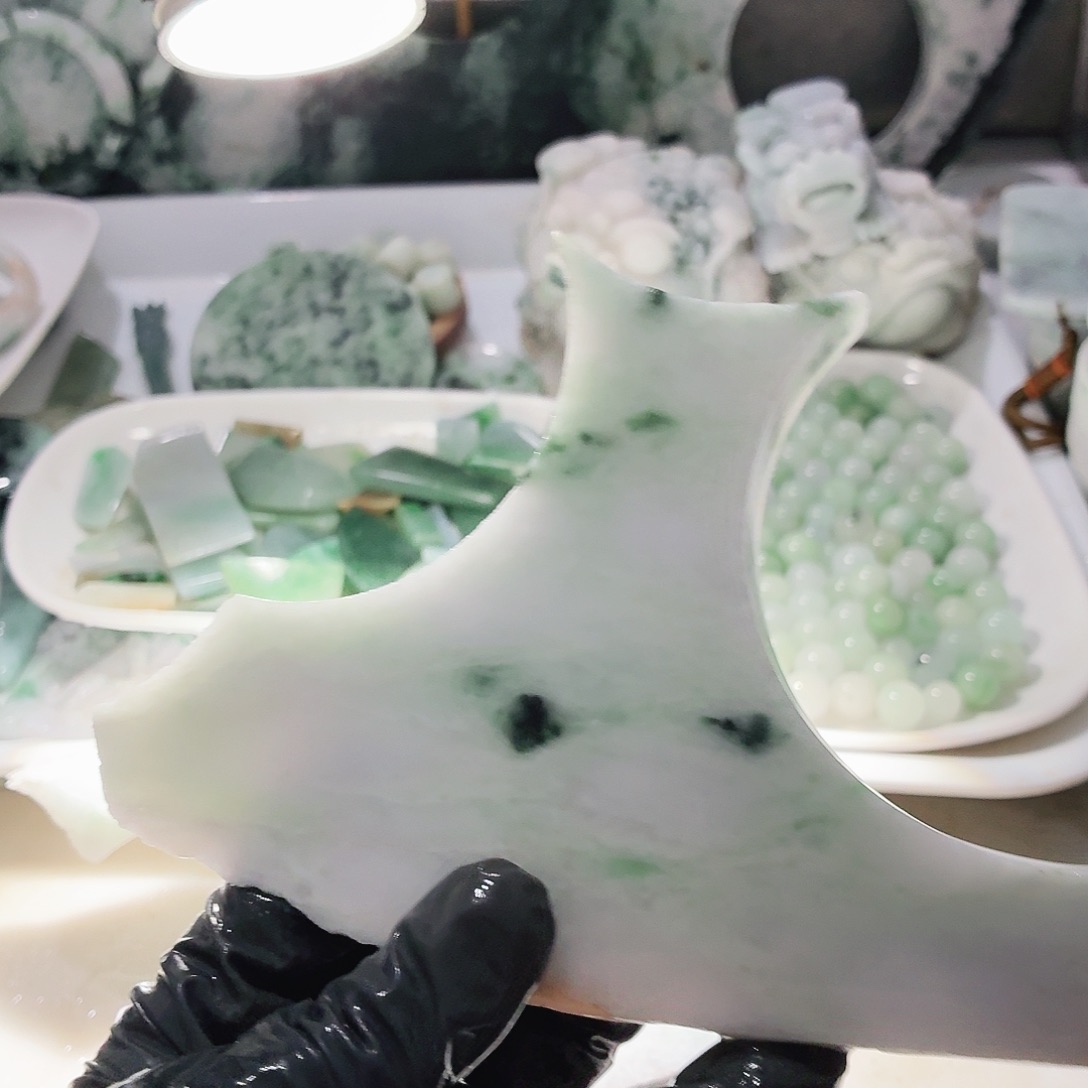 翡翠未镶嵌颈饰边角料