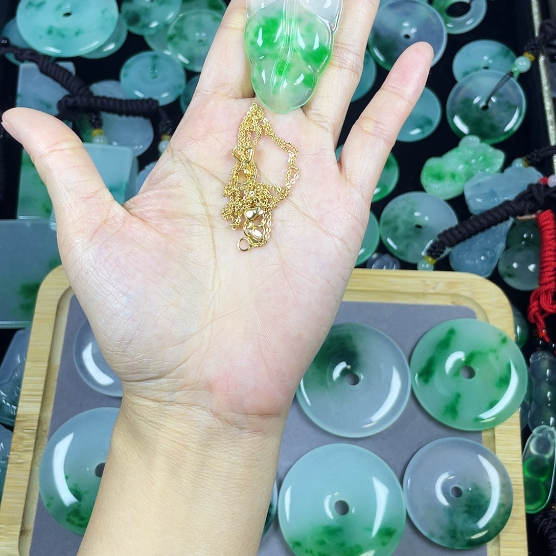 轻****翡翠未镶嵌颈饰吊坠