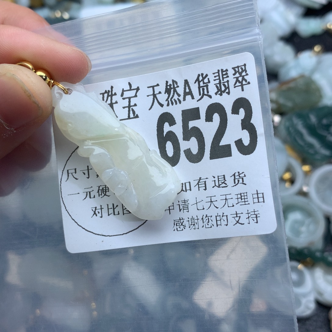 翡翠颈饰未镶嵌6523。