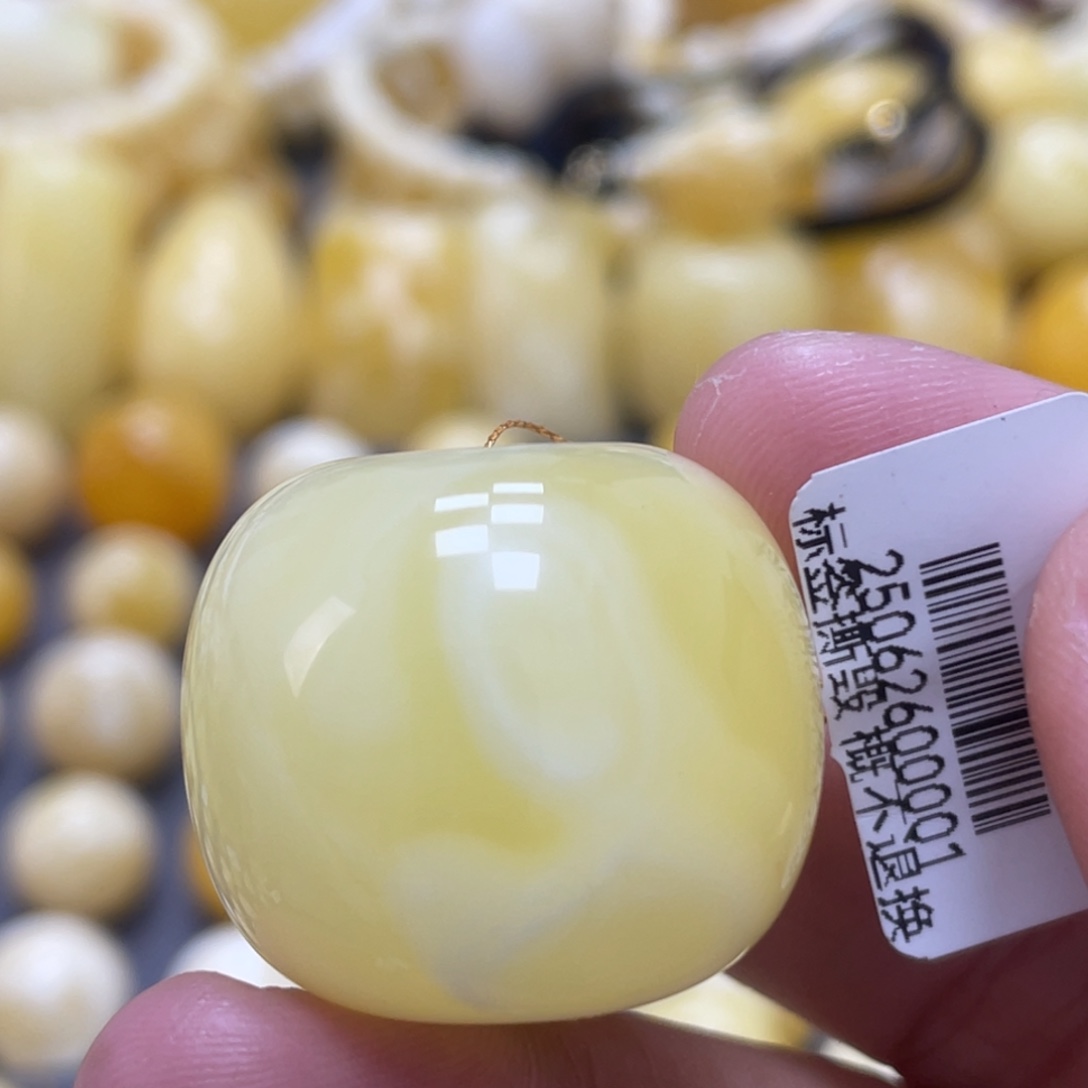 蜜蜡未镶嵌裸石28*24mm微瑕疵