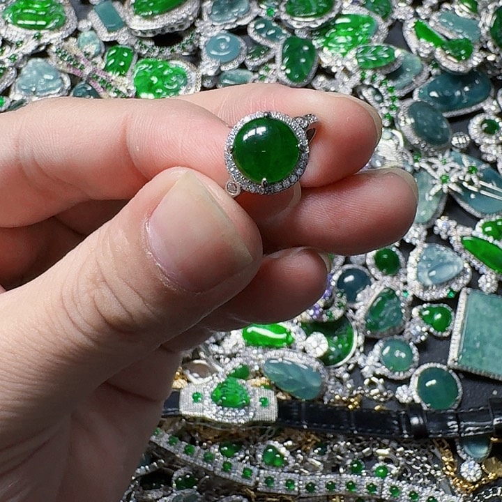 翡翠颈饰未镶嵌天然A货翡翠放漏