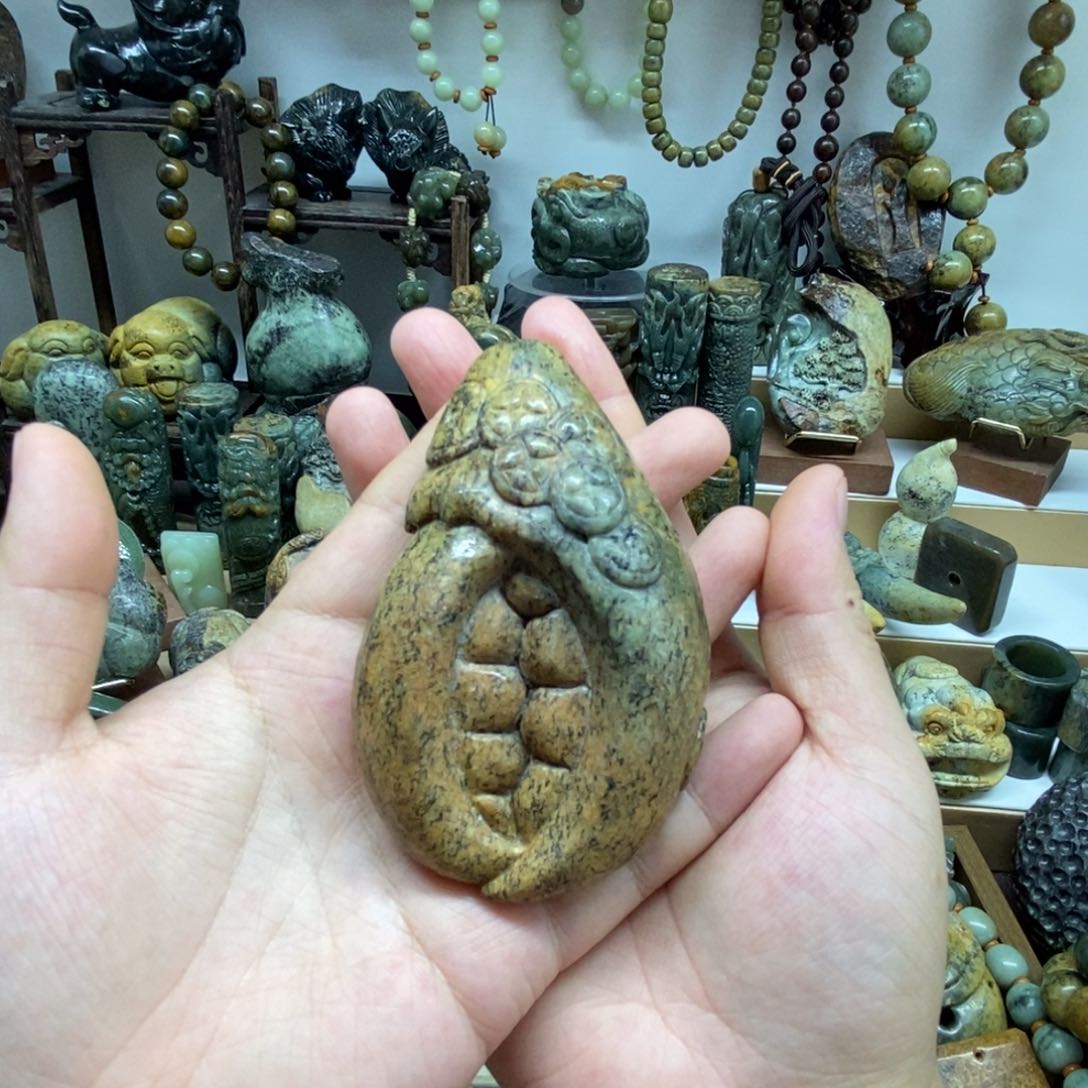 未镶嵌岫岩河磨玉（透闪石质玉）把件