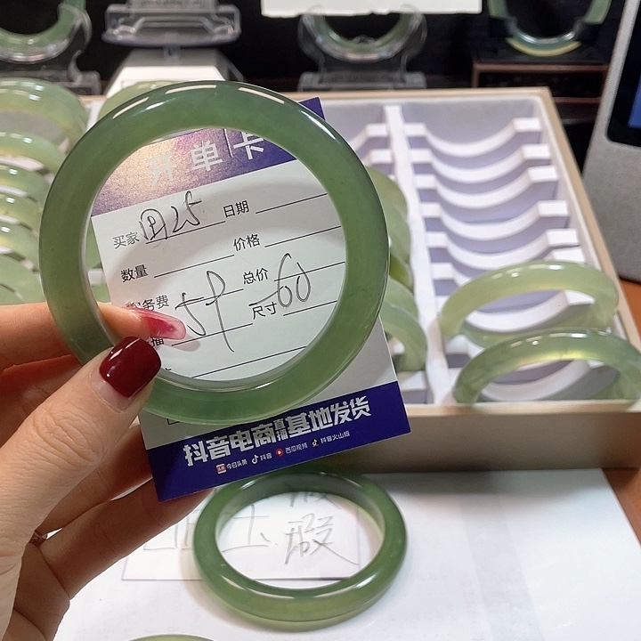 蛇纹石玉手镯未镶嵌众***身