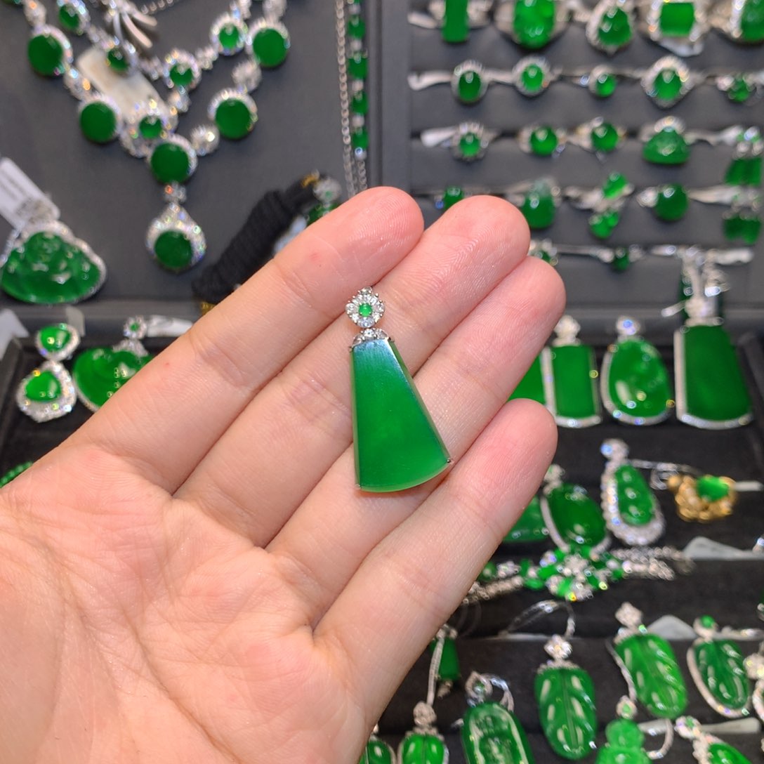 翡翠18K金镶嵌颈饰无事牌吊坠