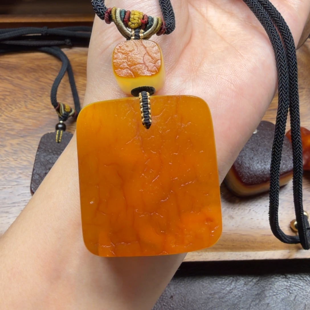 琥珀未镶嵌吊坠(赠链)