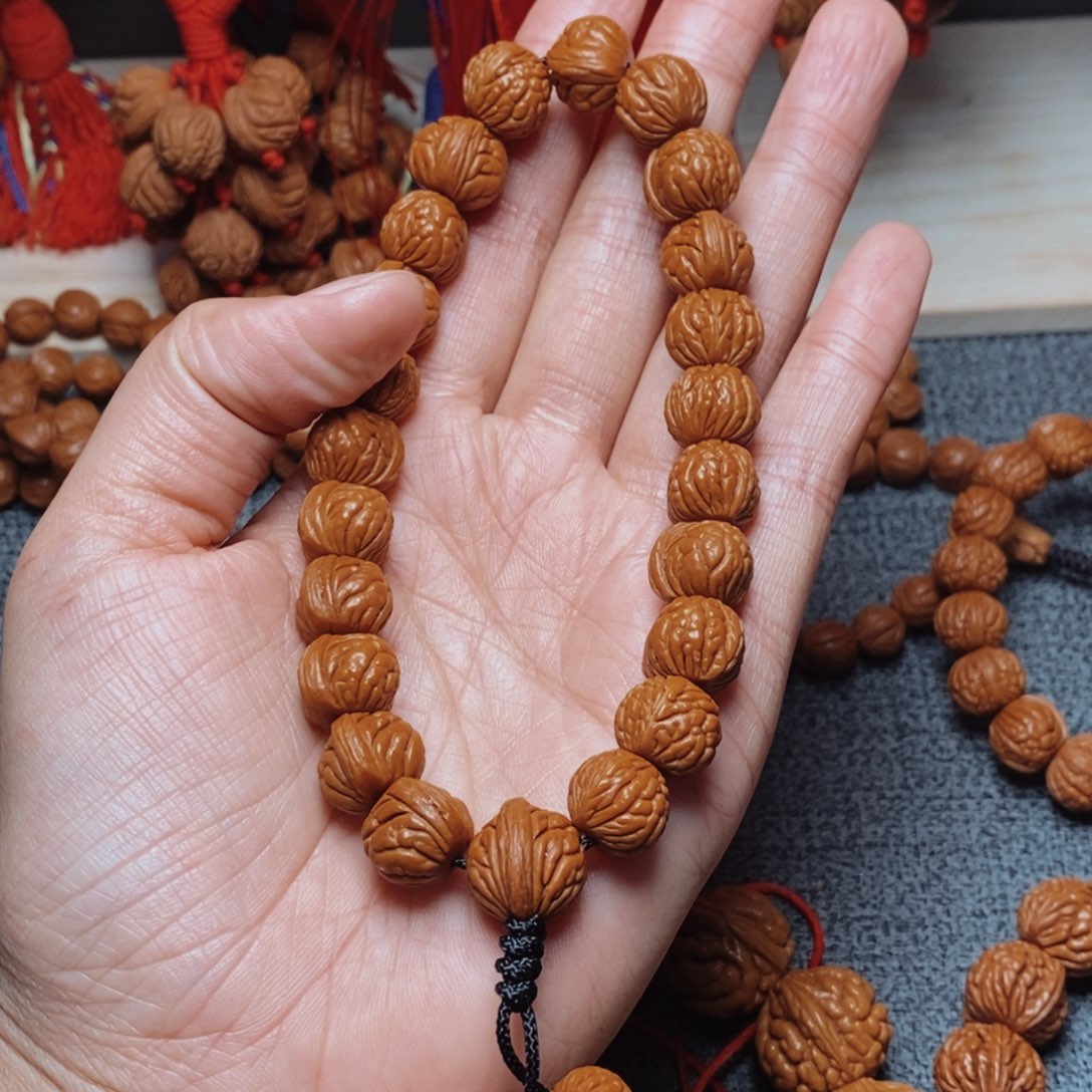 吊坠桃核桃枭手持1