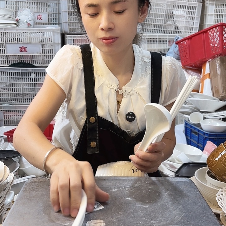 盘两个大勺子十双筷子