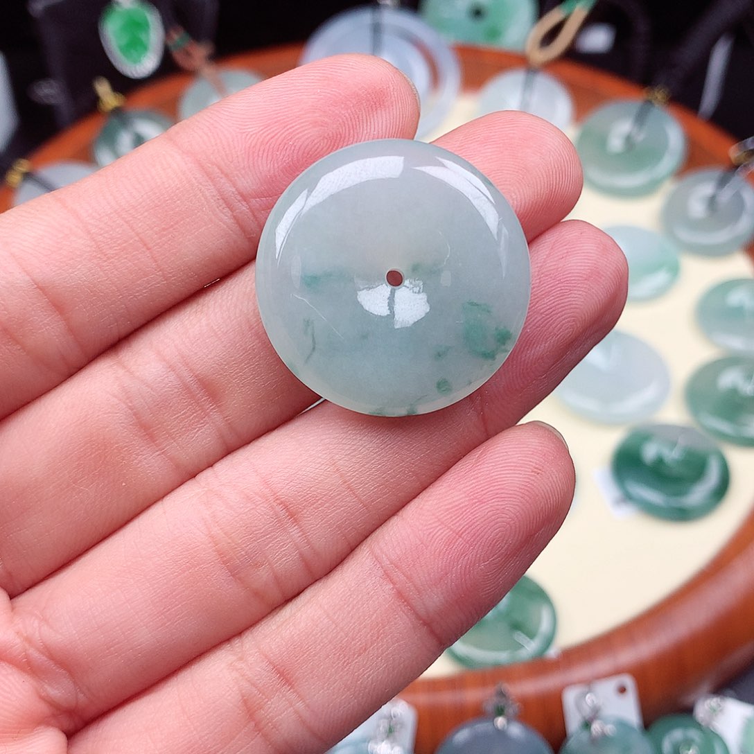 翡翠颈饰未镶嵌平安扣