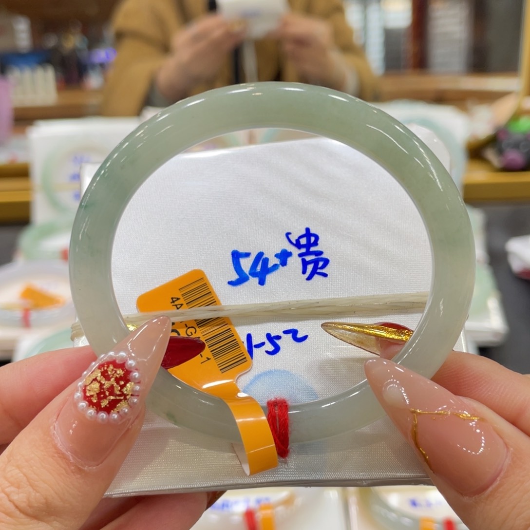 翡翠手镯未镶嵌翡翠