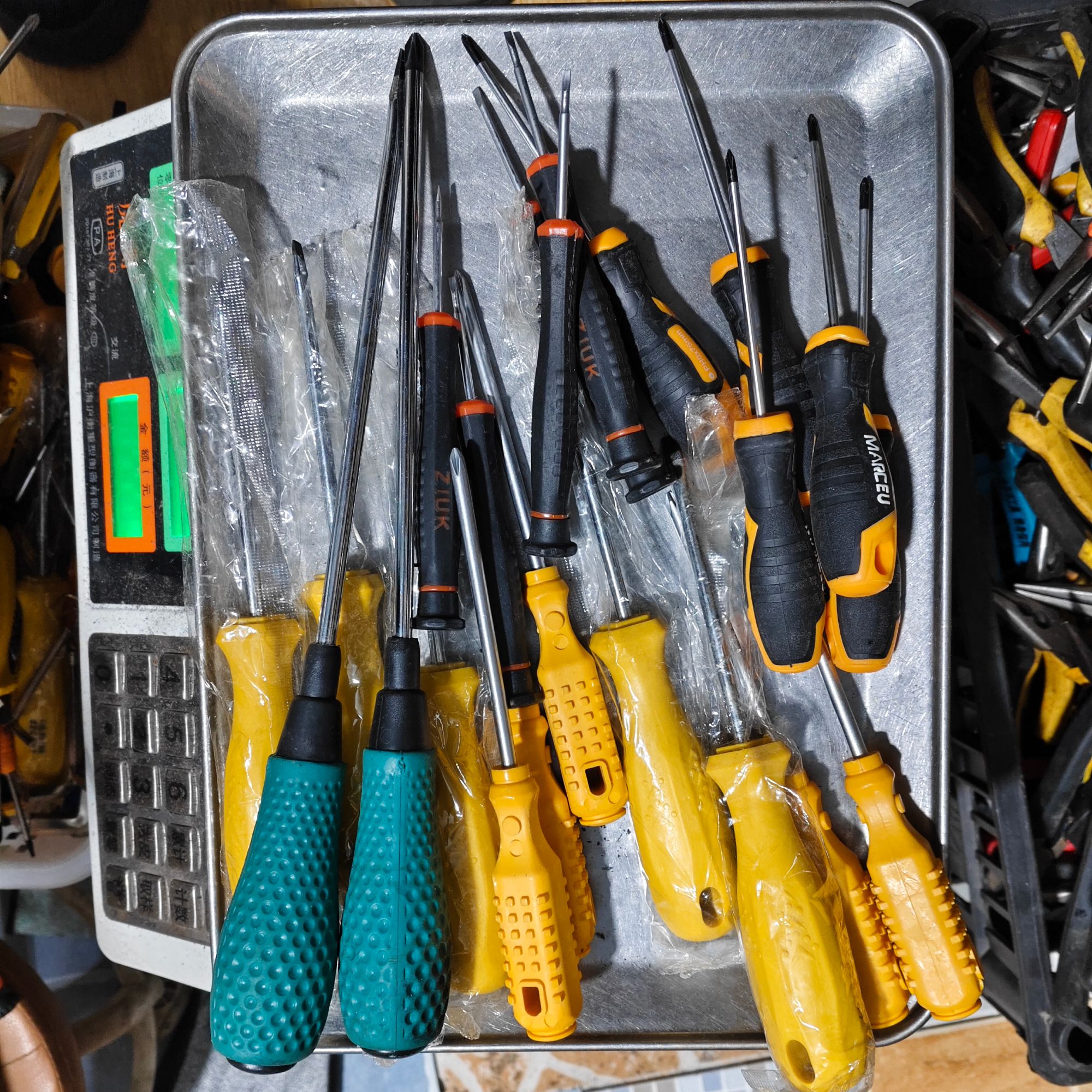 全新螺丝刀2.2斤      十字一字各半（20多根）                   