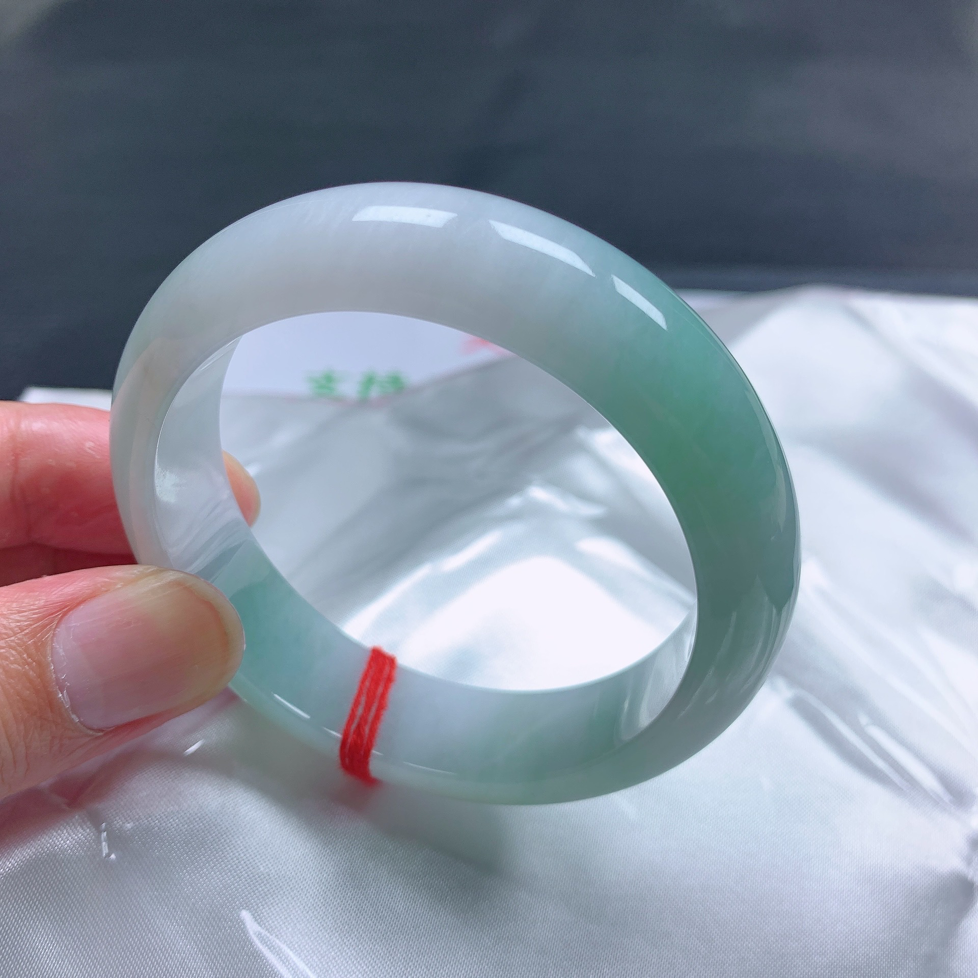 54圈口宽边飘绿天然翡翠手镯