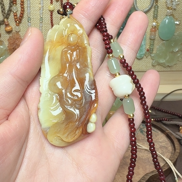 荔****蛇纹石玉未镶嵌颈饰