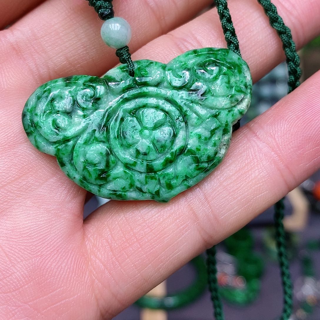 翡翠颈饰未镶嵌漂亮美眉