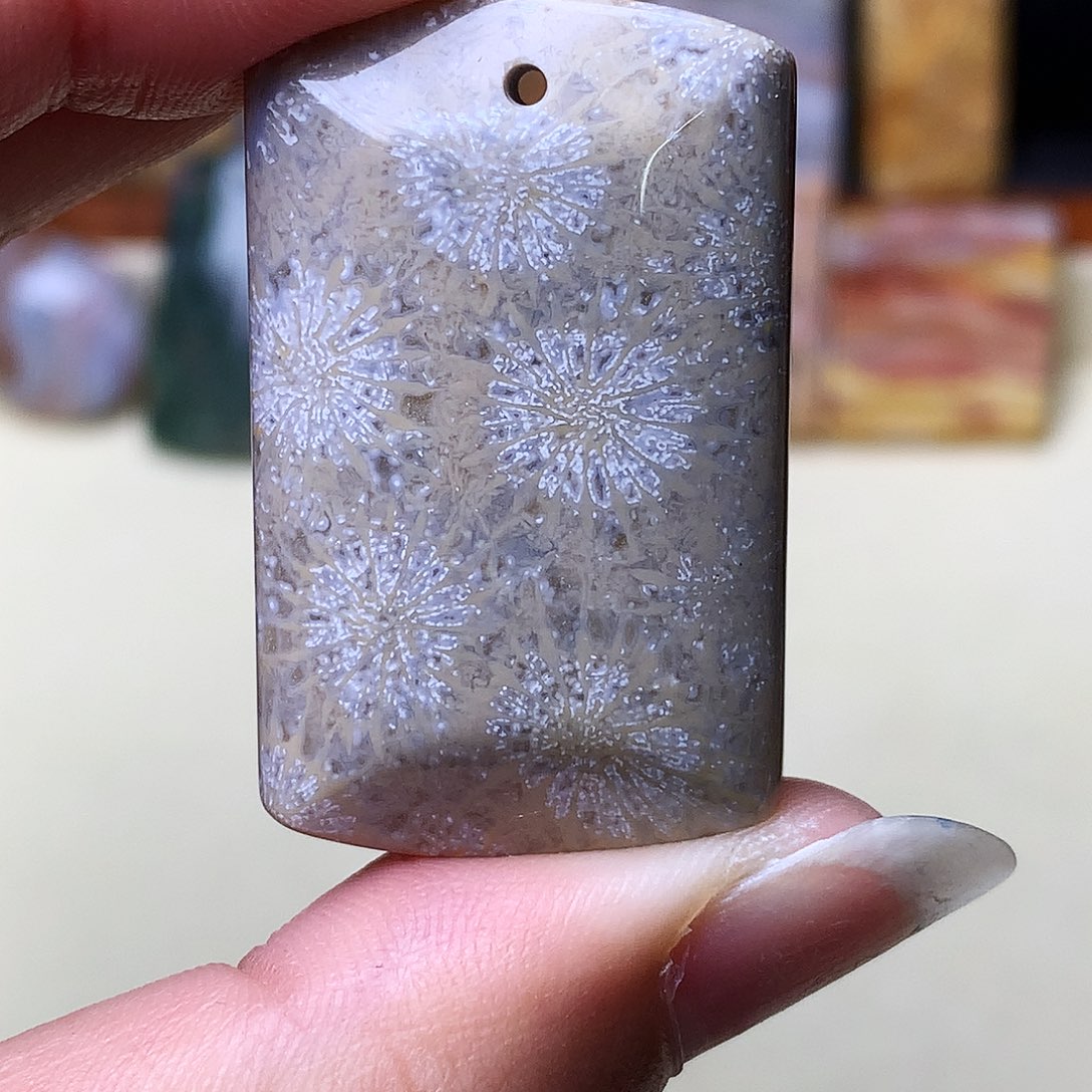 石英质玉颈饰未镶嵌彩*?