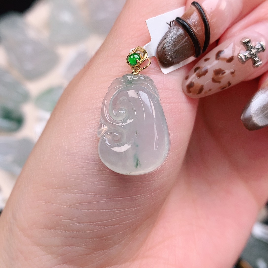 翡翠颈饰18K金镶嵌飘花小如意27、20、15、5.7