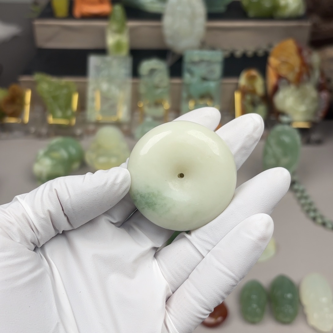 蛇纹石玉颈饰未镶嵌