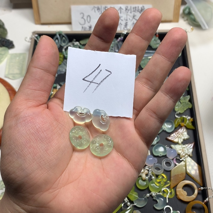 金***莉蛇纹石玉合金耳钉