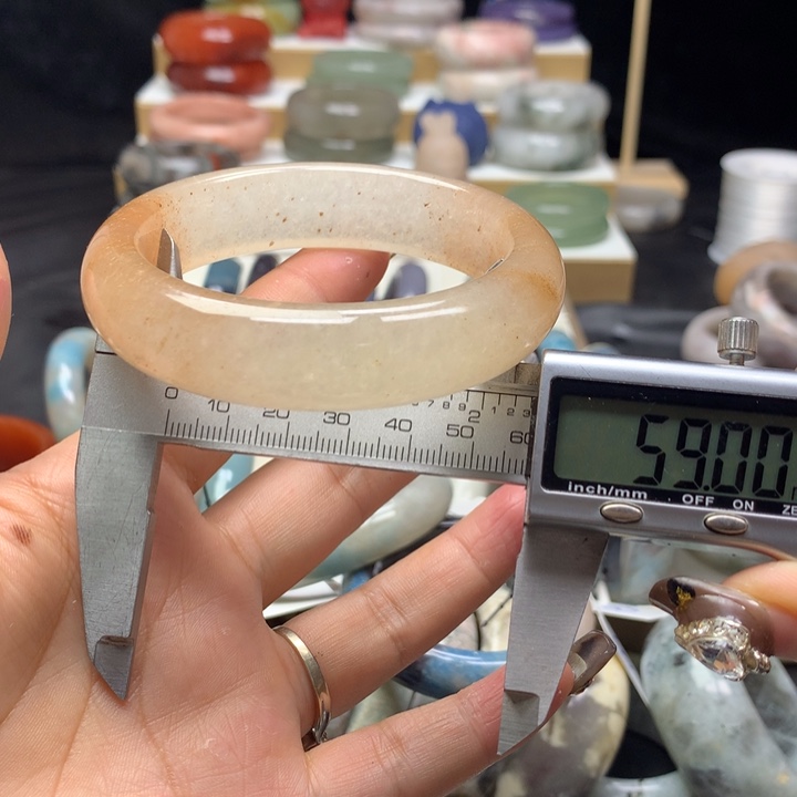 未镶嵌手镯石英质玉