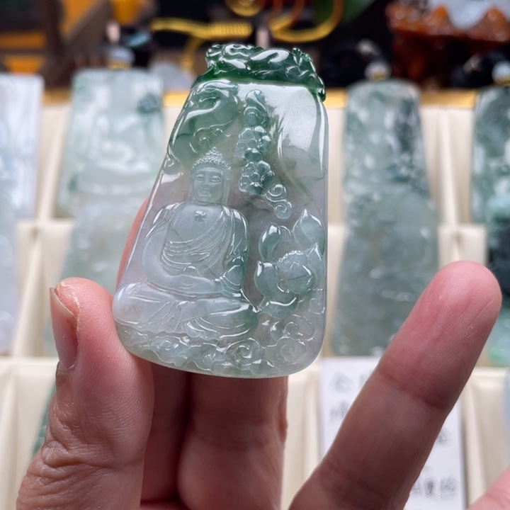 翡翠未镶嵌挂件大日如来