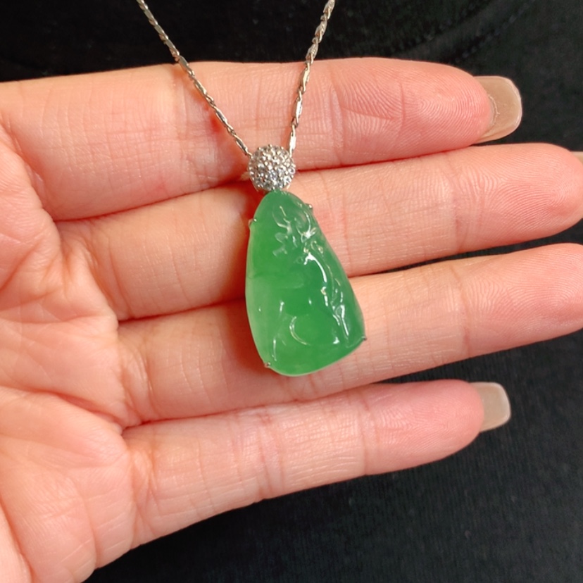 【闪购商品】颈饰18K金镶嵌翡翠小鹿