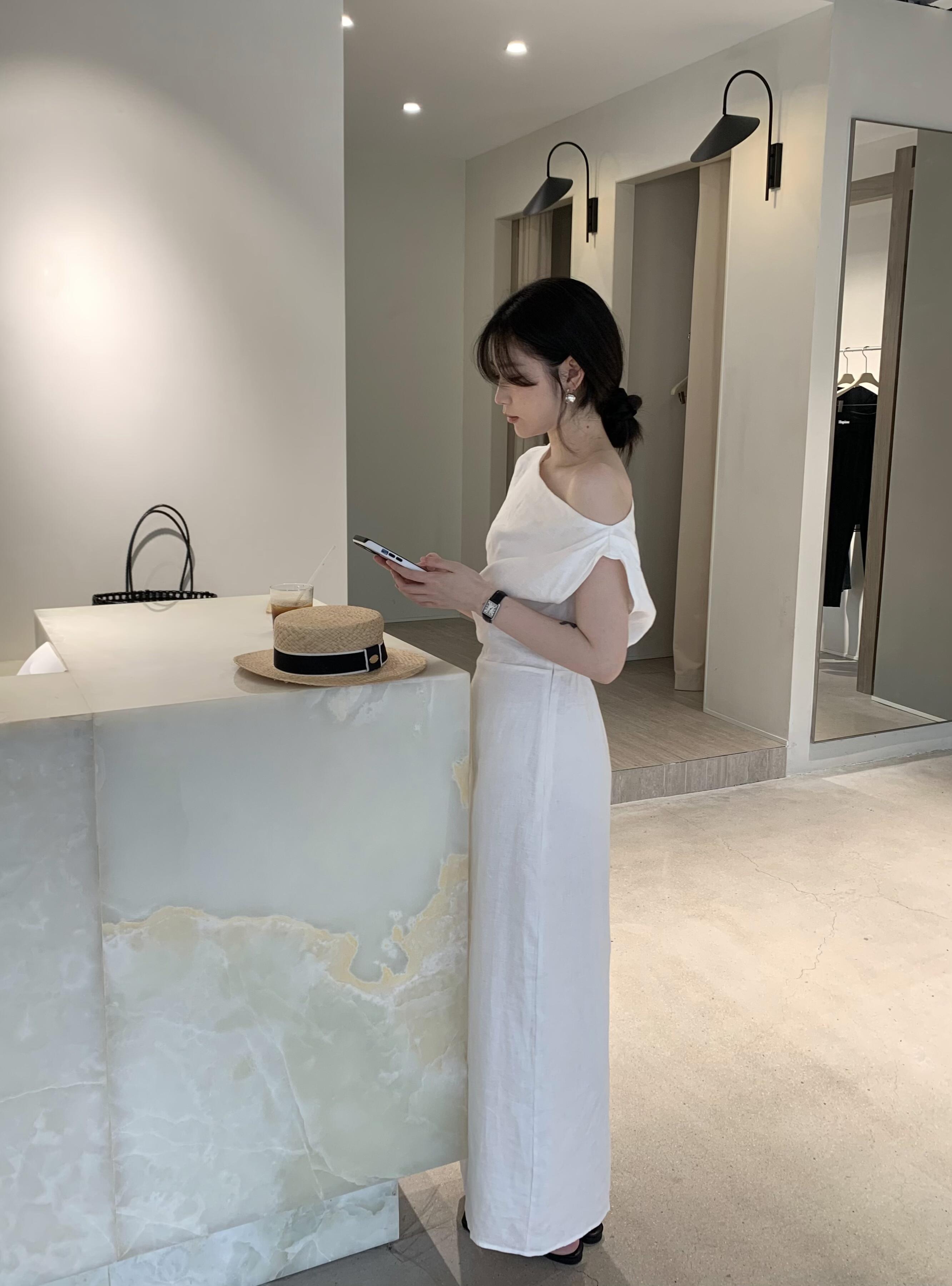 法式高级感气质亚麻斜肩连衣裙女夏季极简风设计感度假露肩长裙子