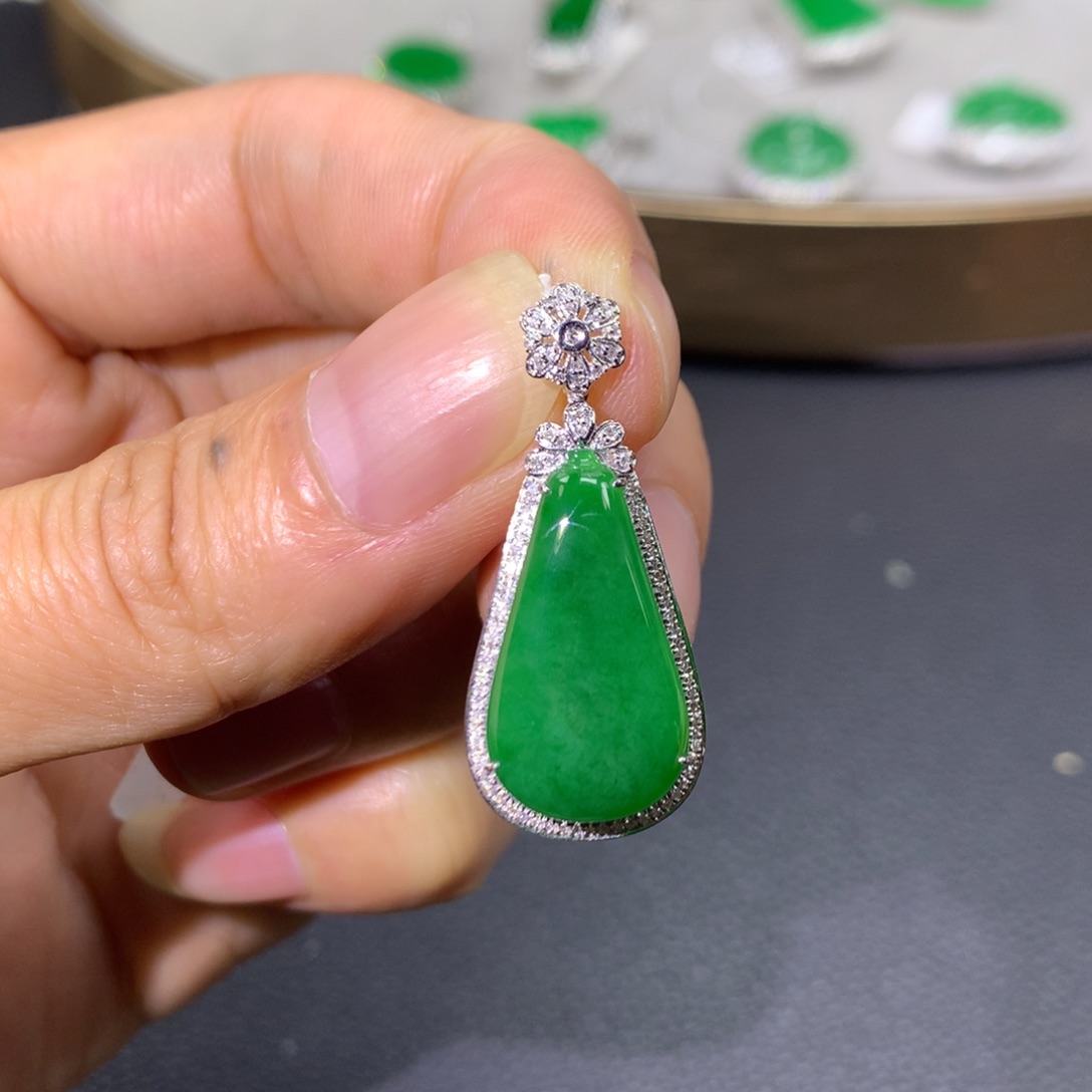 翡翠颈饰18K金镶嵌翡翠