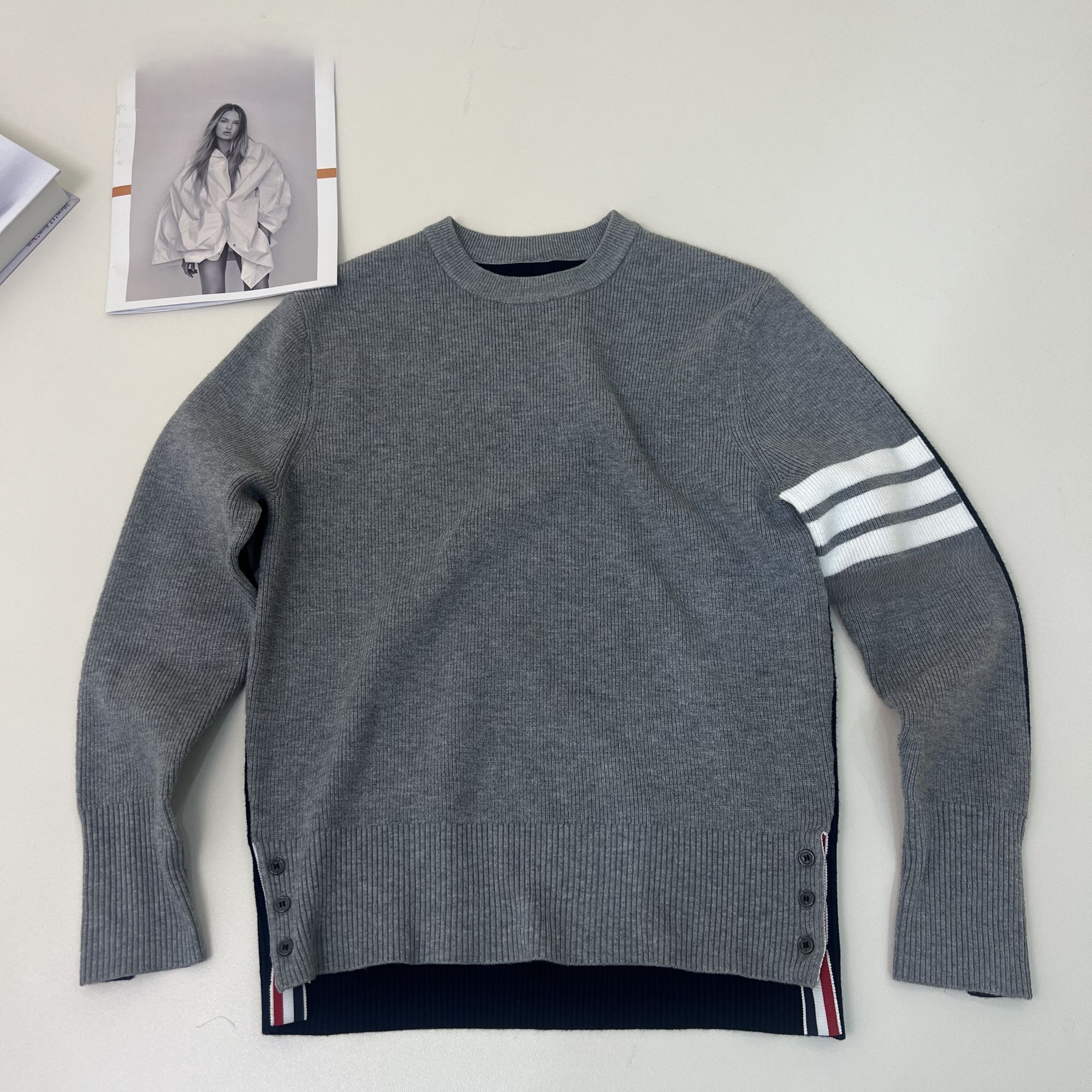  针织衫上衣拼接款修身时尚潮流男女同款