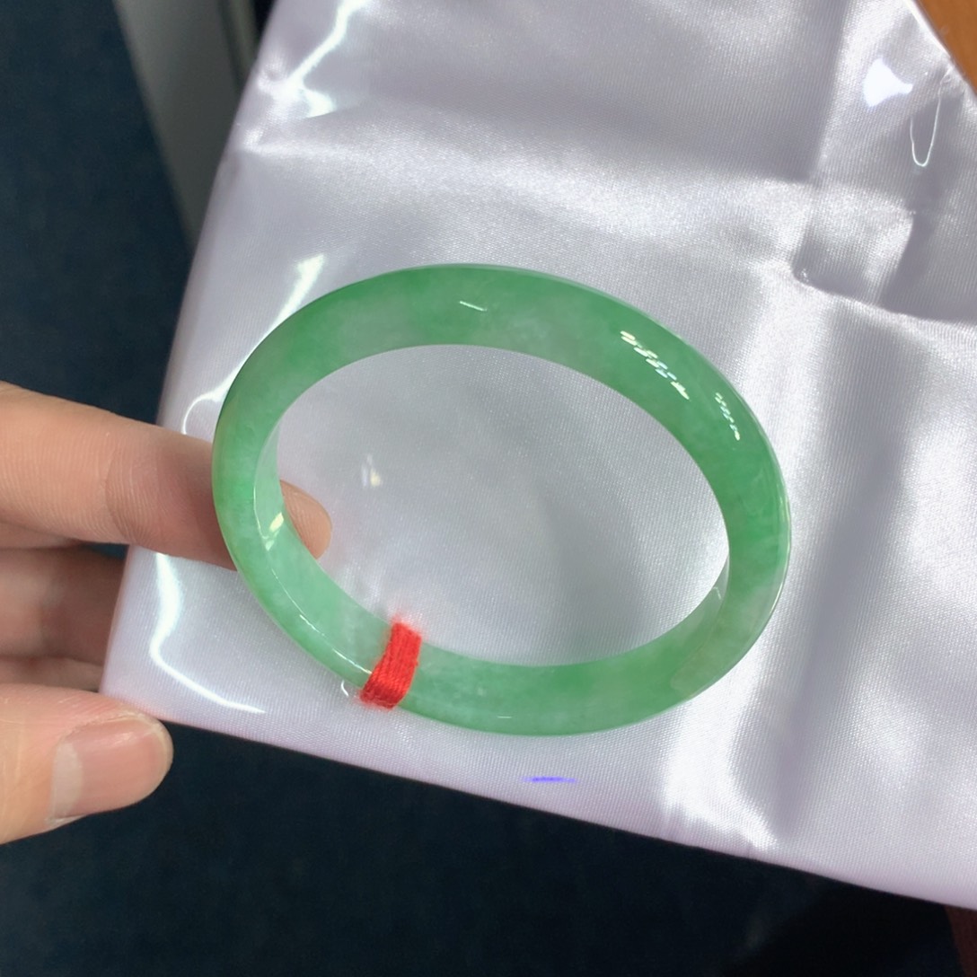 翡翠手镯未镶嵌翡翠