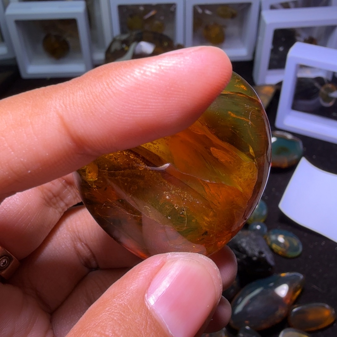 U***H琥珀未镶嵌裸石，，