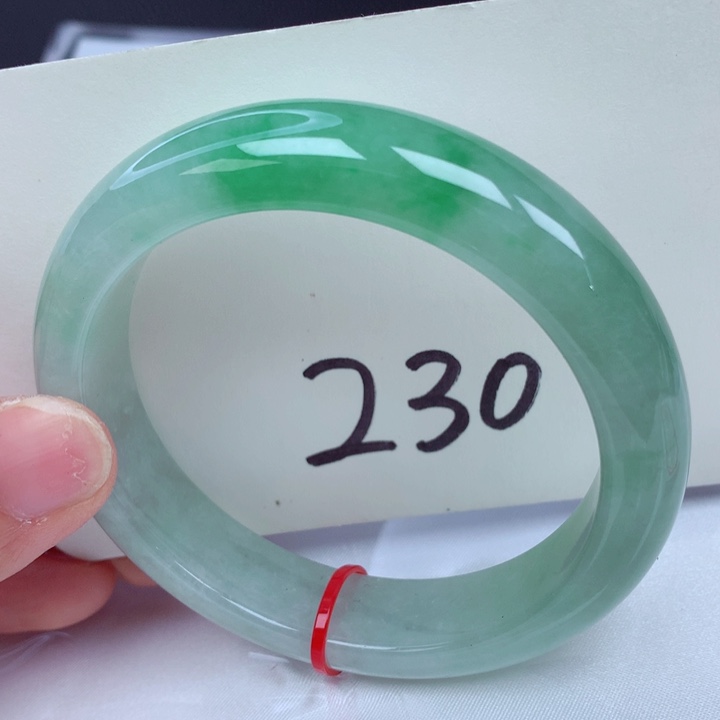 翡翠手镯未镶嵌翡翠