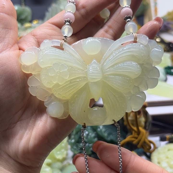 蛇纹石玉未镶嵌颈饰