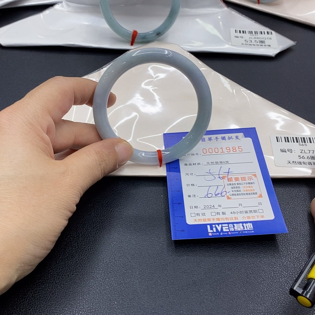 翡翠手镯未镶嵌翡翠手镯