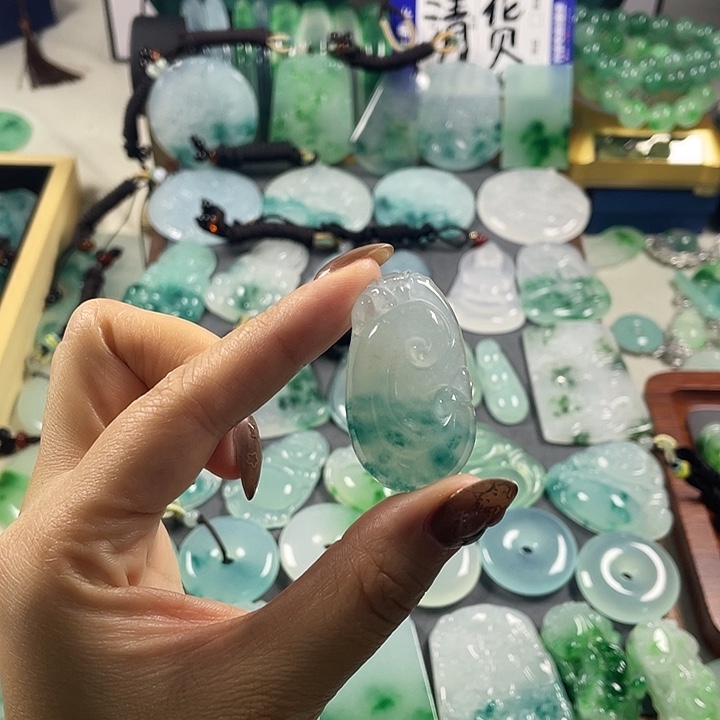 翡翠未镶嵌颈饰如意