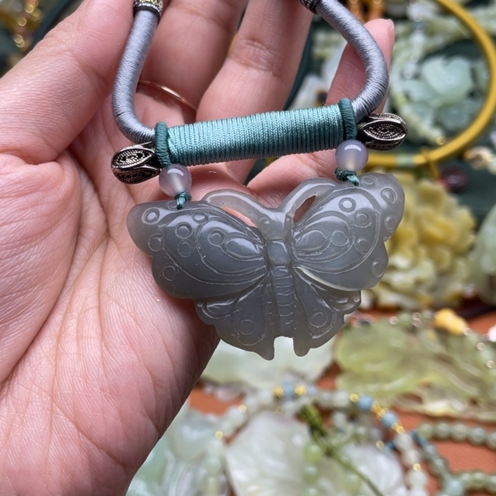 蛇纹石玉吊坠合金