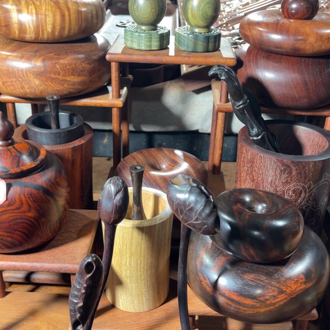 二***壮绿檀材料的小瓶子一对