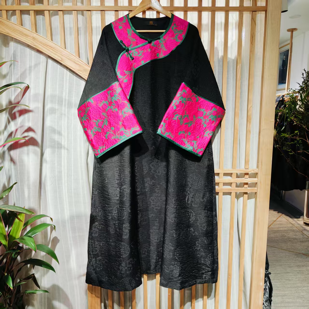 （LS453-1）凤徕兮私人定制黑色福禄底玫红绿花包边斜襟盘扣袍子 单