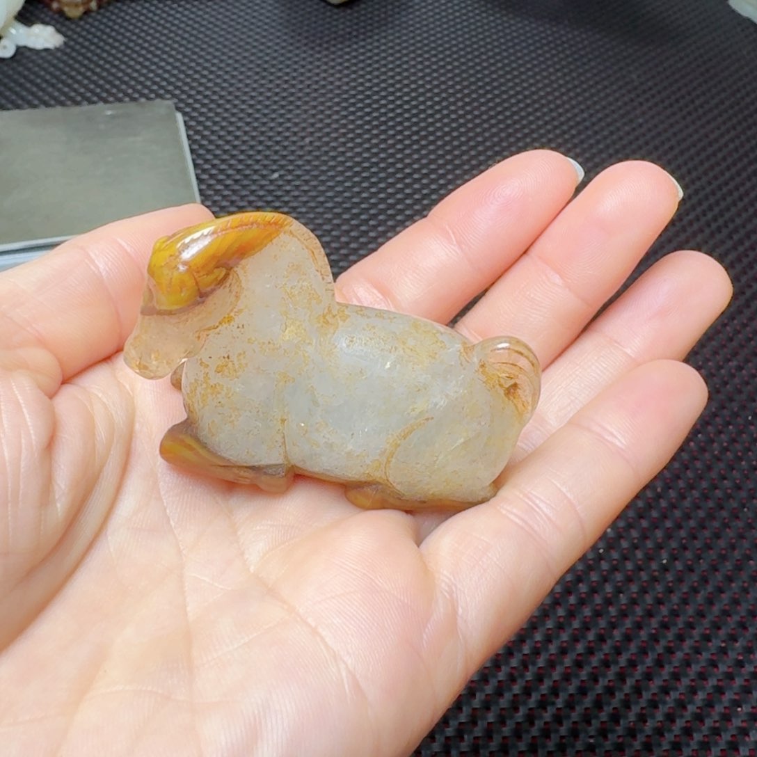 玛瑙/玉髓把件未镶嵌幸***人