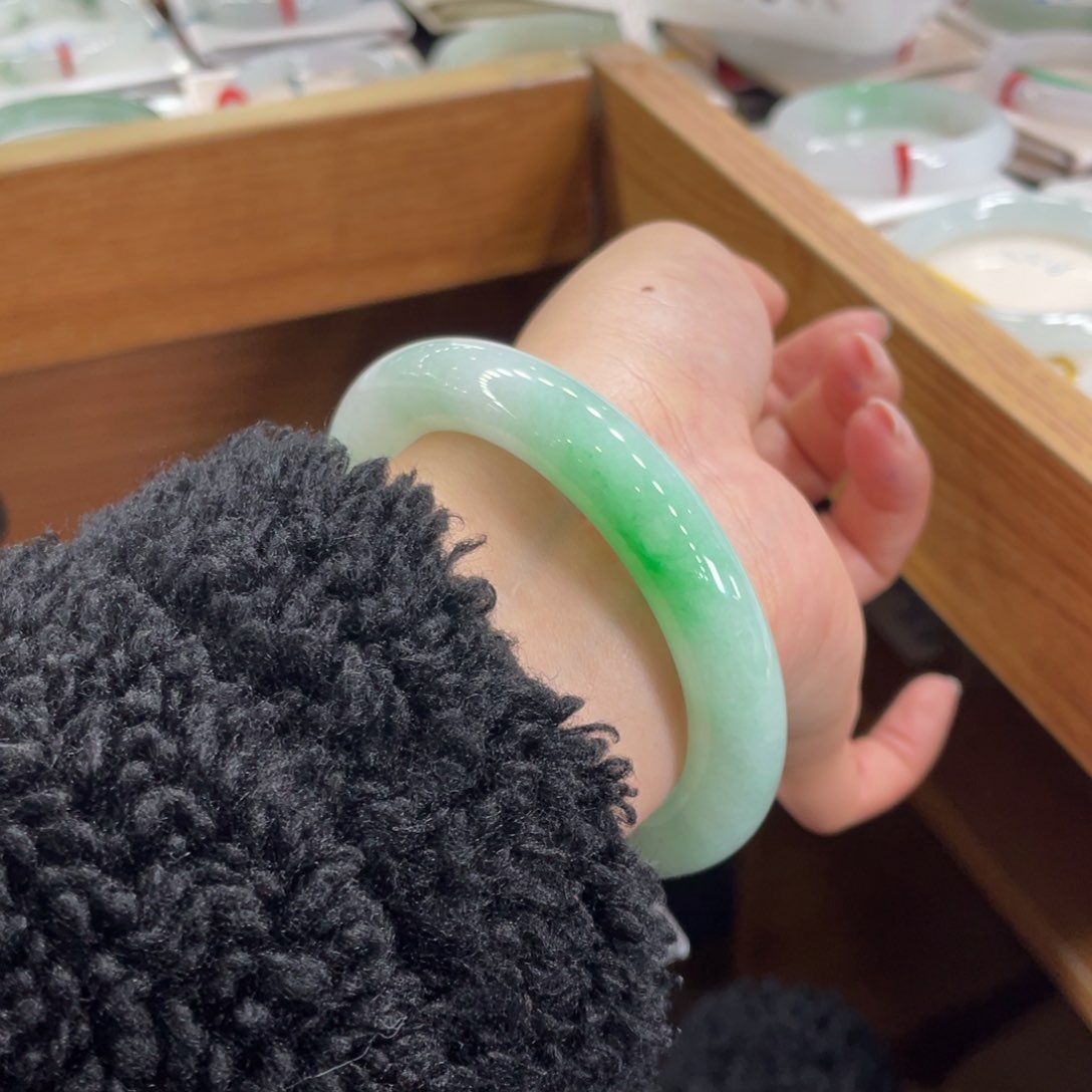 翡翠手镯未镶嵌（白底青12胖圆）