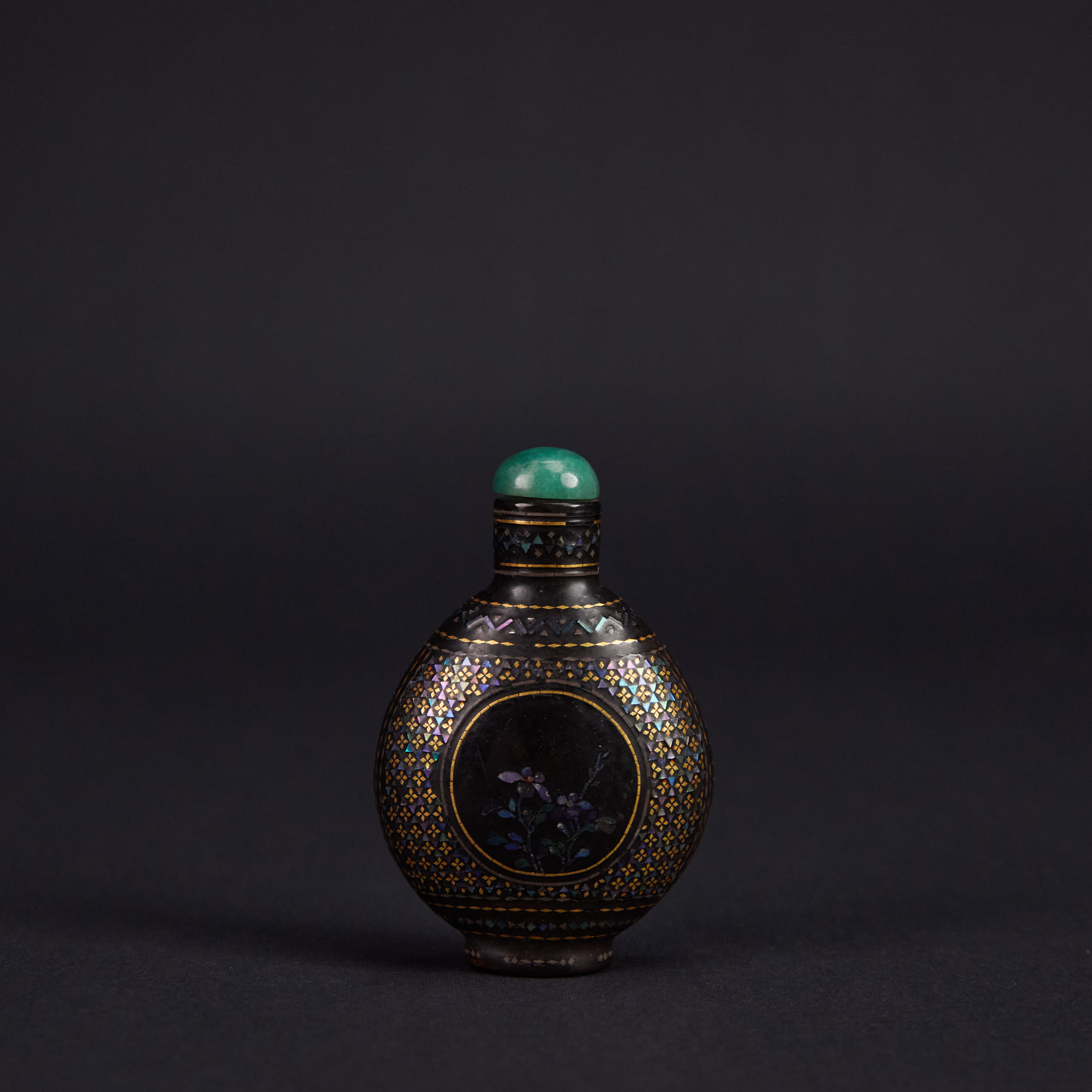 LOT 123002清早期 黑漆嵌螺钿花卉锦地鼻烟壶