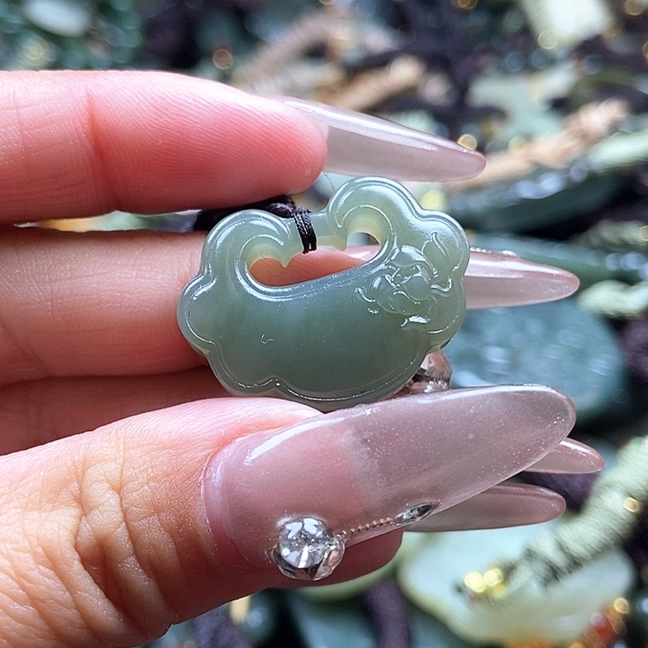 和田玉颈饰足铂镶嵌