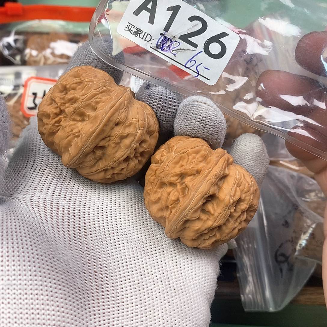 桃核把件元宝42肚。