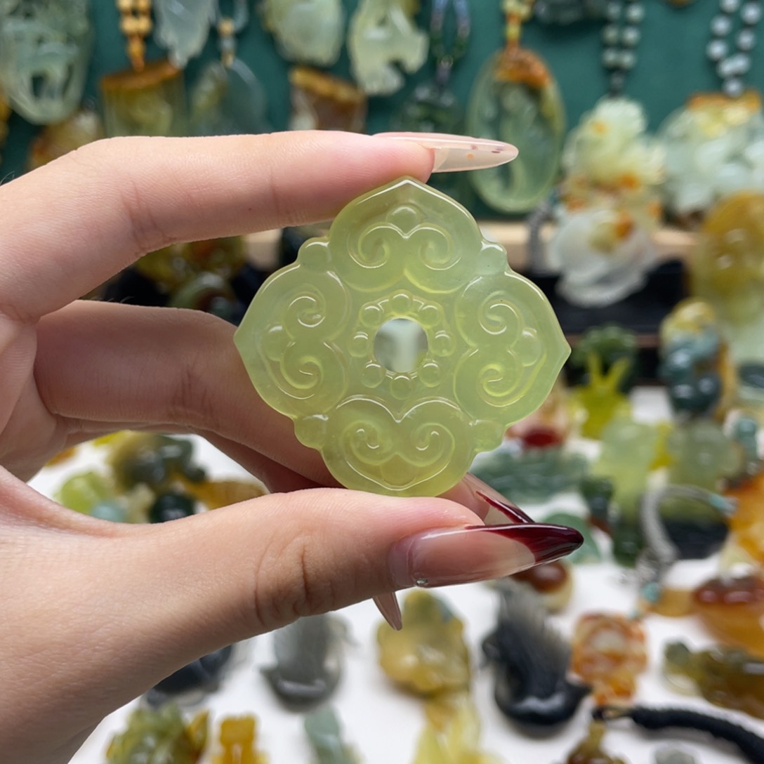 蛇纹石玉颈饰合金