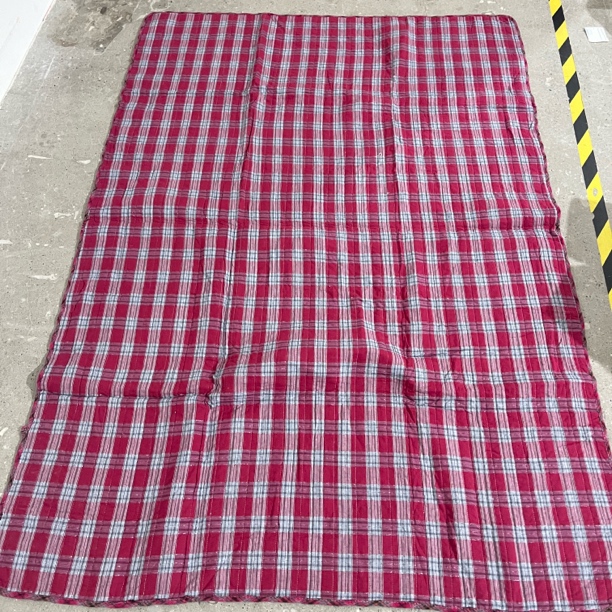 《小银》约140*200紫红色亮线棉纱盖毯发一条