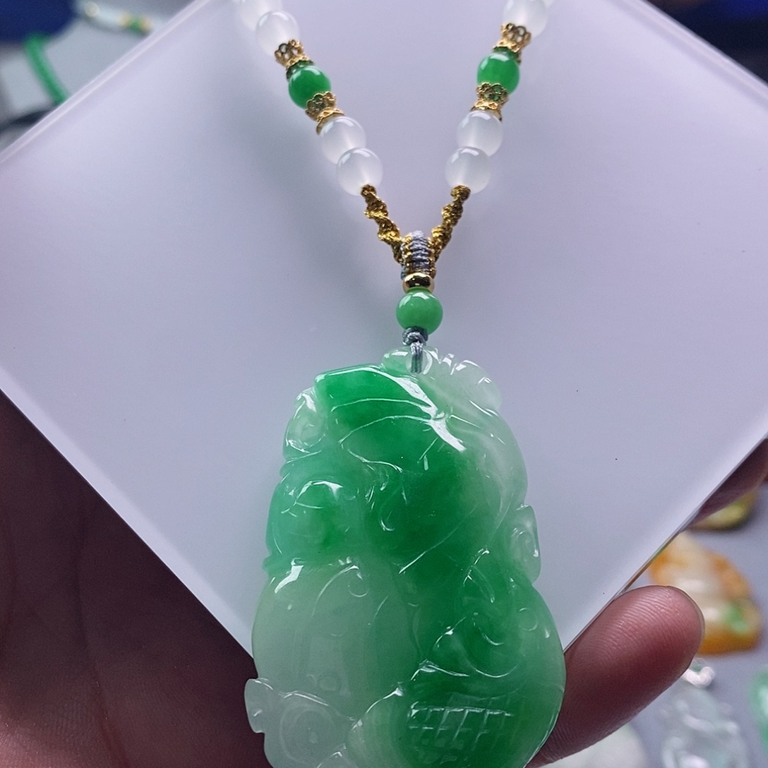 倩***享翡翠未镶嵌吊坠(赠链)