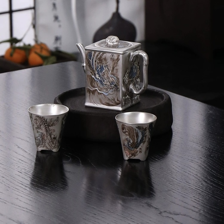 正品周鸿杰大师手工茶壶银上做画四方四神兽一壶加2杯1202