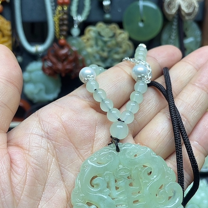 未镶嵌蛇纹石玉颈饰