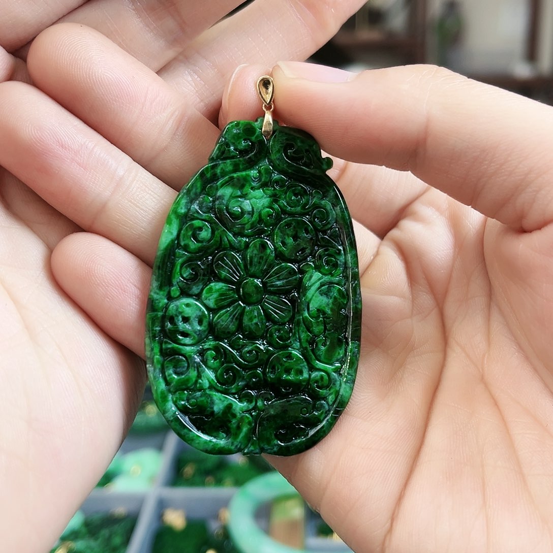 翡翠颈饰18K金镶嵌吊坠